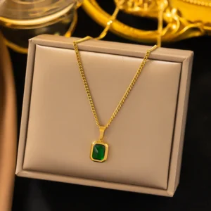 Collar con Zirconia Verde en Acero de Titanio con Chapado de Oro