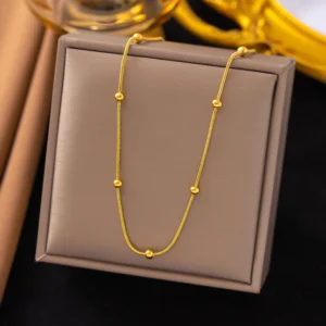Collar de Cuentas Redondas con Cadena de Serpiente en Acero de Titanio Chapado en Oro