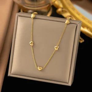 Collar de Ocho Corazones en Acero de Titanio con Chapado de Oro