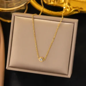Collar con Zirconia en Acero de Titanio con Chapado de Oro